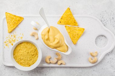 Vegan kaju peynir soslu beyaz sauceboat, beyaz arka planda. Sağlıklı bitki esaslı gıda kavramı.