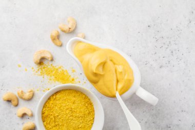 Vegan kaju peynir soslu beyaz sauceboat, beyaz arka planda. Sağlıklı bitki esaslı gıda kavramı.