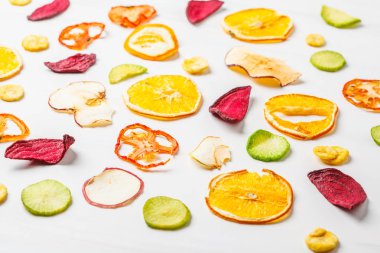 Kurutulmuş sebze ve meyveler beyaz zemin üzerinde. Bitki esaslı gıda kavramı.