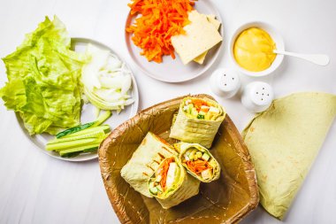 Vejetaryen tofu sarar kaju peynir sos ve sebze, beyaz arka plan ile.