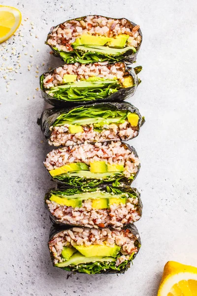 Vegane Zwiebeln Mit Braunem Reis Avocado Und Gurke Gesundes Veganes — Stockfoto