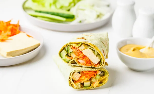 Vegane Tofu Wraps Mit Cashew Käse Sauce Und Gemüse Weißer — Stockfoto