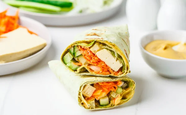 Vegane Tofu Wraps Mit Cashew Käse Sauce Und Gemüse Weißer — Stockfoto