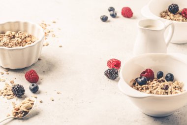 Kahvaltı yemek arka plan. Granola süt ve çilek whit üzerinde