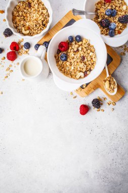 Kahvaltı yemek arka plan. Granola süt ve çilek whit üzerinde
