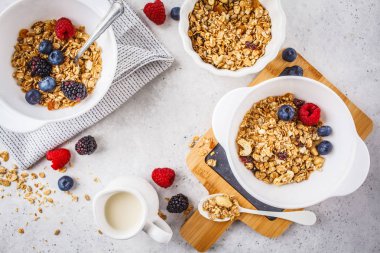 Kahvaltı yemek arka plan. Granola süt ve çilek whit üzerinde