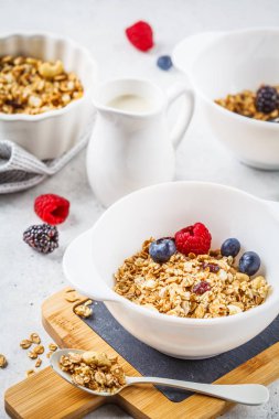 Kahvaltı yemek arka plan. Granola süt ve çilek whit üzerinde