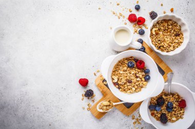 Kahvaltı yemek arka plan. Granola süt ve çilek whit üzerinde