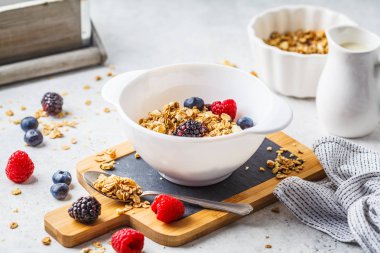 Kahvaltı yemek arka plan. Granola süt ve çilek whit üzerinde