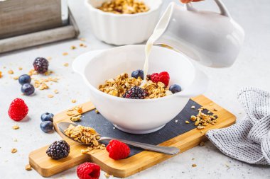 Kahvaltı yemek arka plan. Granola süt ve çilek whit üzerinde