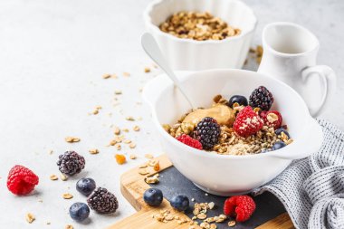 Kahvaltı yemek arka plan. Kenevir tohumu, maca tozu ile granola,