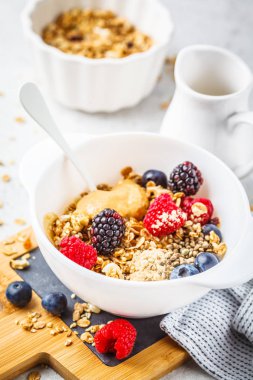 Kahvaltı yemek arka plan. Kenevir tohumu, maca tozu ile granola,