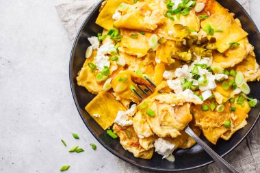 Meksika tortilla yumurta migas siyah beyaz peynir ve yeşil soğan ile