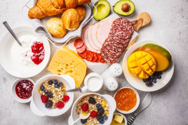 Continental kahvaltı masası kruvasan, reçel, jambon, peynir ile,  