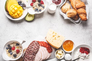 Continental kahvaltı masası kruvasan, reçel, jambon, peynir ile,  