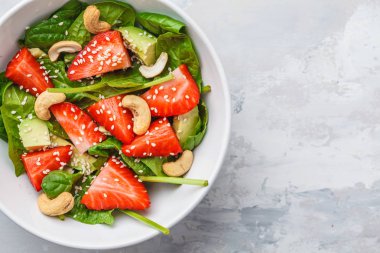 Kaju beyaz bir kase çilek Avokado salatası için yaz