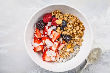 Granola süt, chia, çilek ve beyaz bir bo fıstık yağı ile