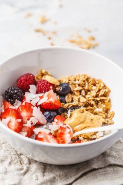 Granola süt, chia, çilek ve beyaz bir bo fıstık yağı ile