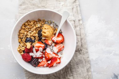 Granola süt, chia, çilek ve beyaz bir bo fıstık yağı ile