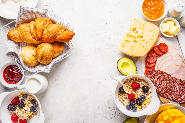 Continentaal ontbijttafel met kaas, croissants, jam, ham, — Stockfoto