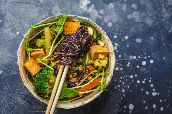 Ασιατική για χορτοφάγους ανακατώνει τα τηγανητά noodles ρυζιού και λαχανικά, tofu, dar — Φωτογραφία Αρχείου