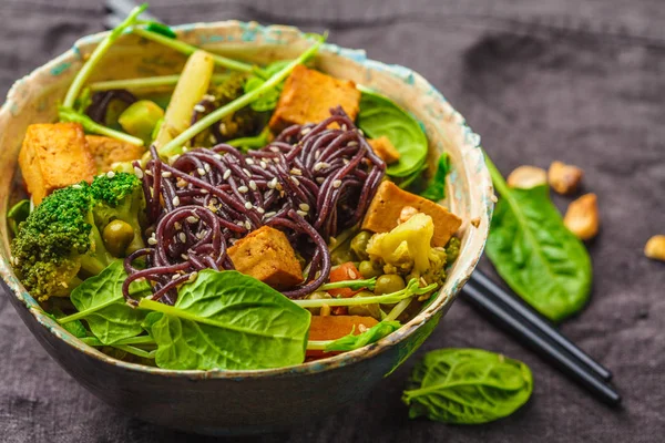 Asian vegan stir fry with tofu, rice noodles and vegetables, dar — Stock Photo, Image