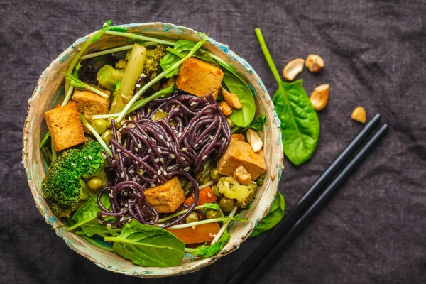 Asian vegan stir fry with tofu, rice noodles and vegetables, dar — Stock Photo, Image