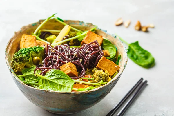 Vegan Siyah Pirinç Noodle ile soya peyniri ve sebze, beyaz backgro