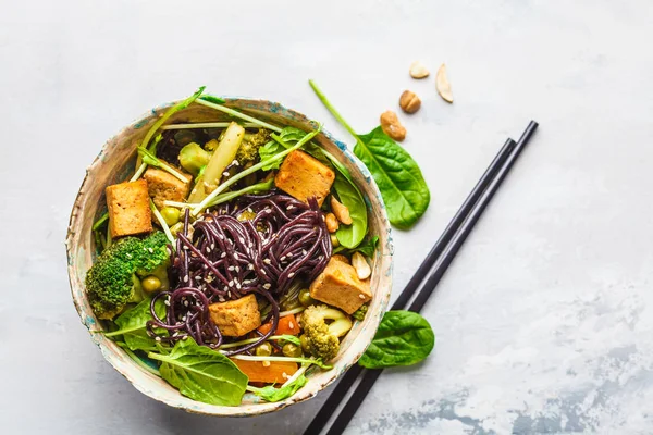 Vegane schwarze Reisnudeln mit Tofu und Gemüse, weißer Backfisch — Stockfoto