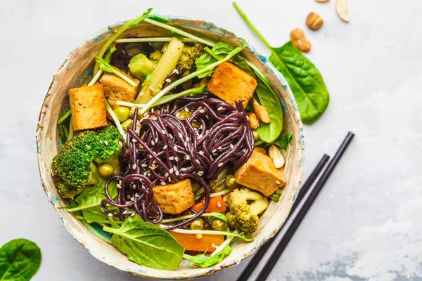 Vegan black rice noodles with tofu and vegetables, white backgro — Stock Photo, Image