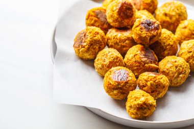 Vegan fasulye köfte beyaz bir arka plan üzerinde.