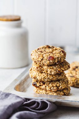 Yulaf ezmeli kurabiye tarihleri ile yığını. Sağlıklı tatlı kavramı.