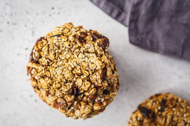 Üstten Görünüm, tarihlerle yulaf ezmeli kurabiye. Sağlıklı tatlı kavramı.