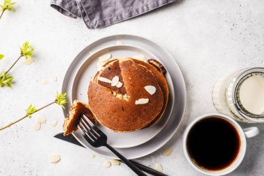 Krep doldurulmuş Çikolata kahve breakfa için gri plaka üzerinde