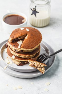Krep doldurulmuş Çikolata kahve breakfa için gri plaka üzerinde