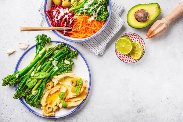 Conceito de almoço vegano. Salada de legumes arco-íris e broccolini com — Fotografia de Stock