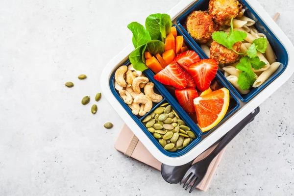 De doos van de lunch van de gezonde voeding. Vegan food: bonen gehaktballen, pasta, fruit — Stockfoto