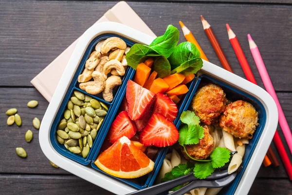 Gesundes Essen Lunchbox. Veganes Essen: Bohnen-Frikadellen, Nudeln, Gemüse — Stockfoto