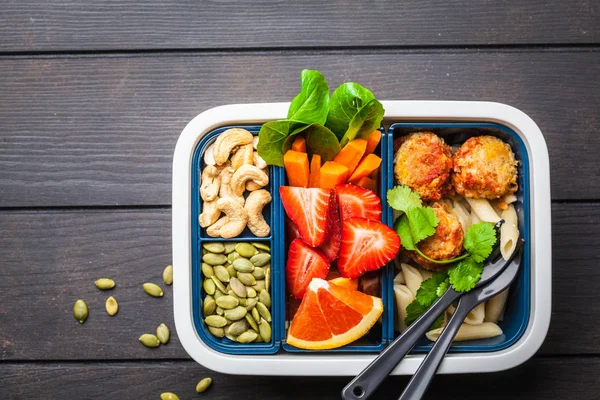 Verpackungen für gesunde Mahlzeiten mit Bohnen Frikadellen, Nudeln, Vegeta — Stockfoto