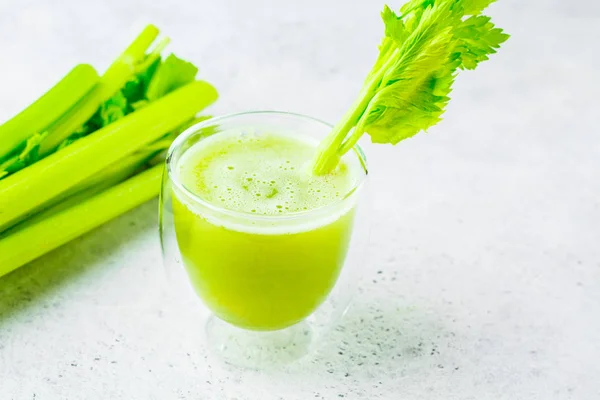 Zelený celer nápoj ve sklenici. — Stock fotografie