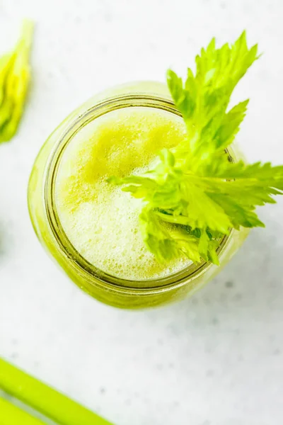 Succo di sedano verde disintossicante in un bicchiere . — Foto Stock