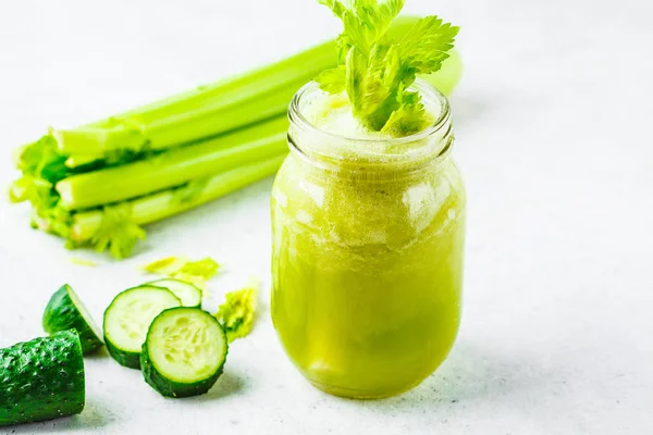 Zumo de pepino de apio desintoxicante verde en un frasco . — Foto de Stock