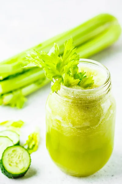 Succo di cetriolo di sedano verde detox in un barattolo . — Foto Stock