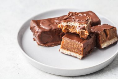 Vegan kakao çiğ çikolata beyaz arka plan üzerinde tarihleri.