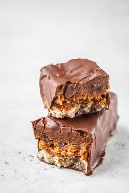 Vegan kakao çiğ çikolata beyaz arka plan üzerinde tarihleri.