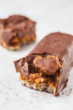 Vegan kakao çiğ çikolata beyaz arka plan üzerinde tarihleri.