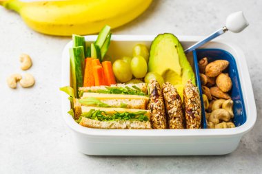 Okul sağlıklı beslenme çantası sandviç, kurabiye, meyve ve avoc ile