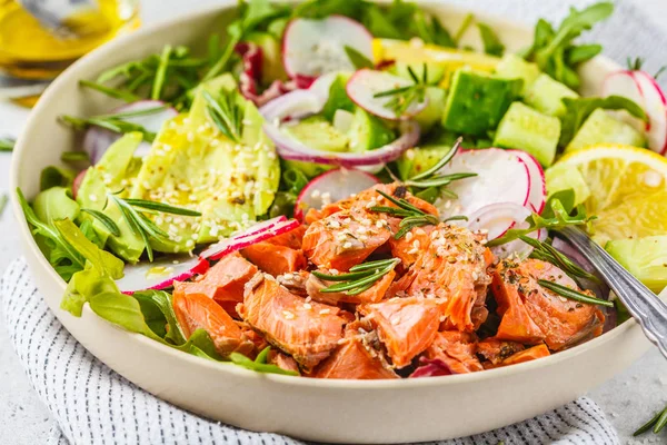 Gebakken rode vissalade met avocado, komkommer, radijs en rucola — Stockfoto