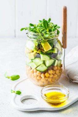 Yeşil salata ile bir kavanoz, beyaz arka plan, kopya spac nohut