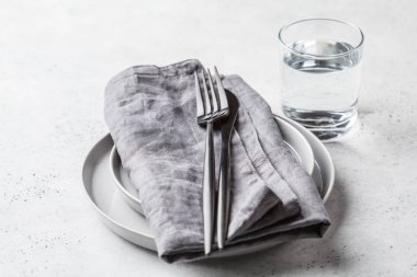 Boş tabak ve bardak su, beyaz arka plan. Tıbbi fastin